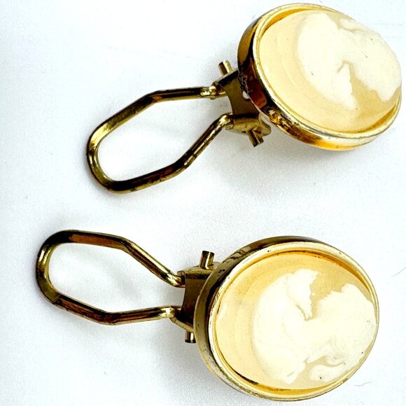 Vintage Cameo Pendant & Clip-On Earrings Set Oval Gold Tone Frame - Picture 5 of 7